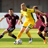 Latvijas futbolisti Baltijas kausu uzsāk ar trim vārtiem pret Lietuvu