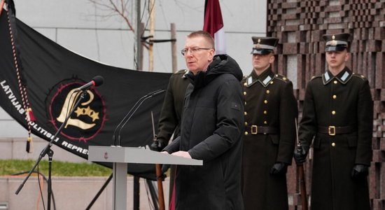 Foto: 'Ar ļaunumu sarunāt nevar' – amatpersonas godina komunistiskā genocīda upuru piemiņu