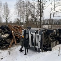 ВИДЕО. Из-за гололеда на дорогах Латвии в кюветах оказались несколько лесовозов