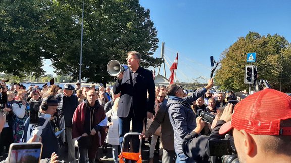 Spītējot policijas lūgumam, Rīgā pulcējas protestētāji - 31