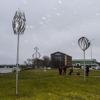 Liepājā atklātas skulptūras vēja notveršanai