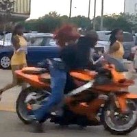 Šaušalīgs video: Motociklists lielā ātrumā no muguras notriec desmitgadīgu dejotāju