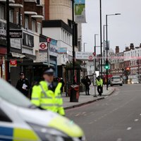 Londonā policija nošauj vīrieti, kurš sadūris divus cilvēkus