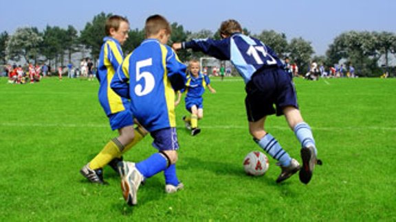 Bērni spēlē futbolu. Foto: Stephen Rainer