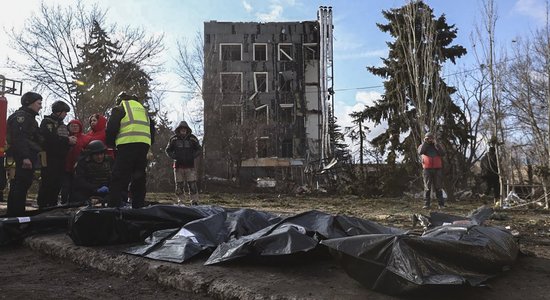 Krievija ar ballistisko raķeti veic triecienu pa Izjumu; nogalināti pieci cilvēki un 50 ievainoti