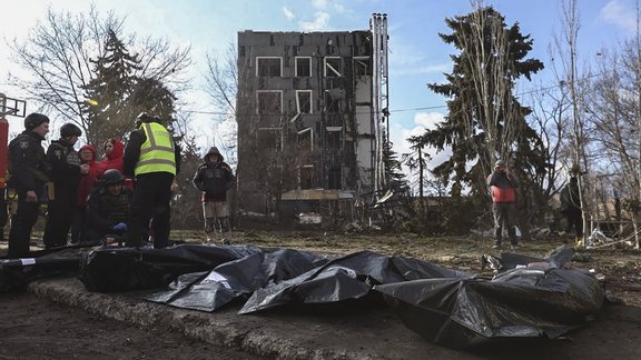 Krievija ar ballistisko raķeti veic triecienu pa Izjumu; nogalināti pieci cilvēki un 50 ievainoti