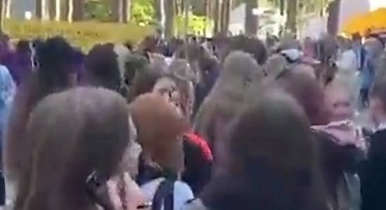 Огромная очередь у кранов с водой в Межапарке: организаторы Праздника песни попали под шквал критики