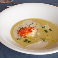Рецепт от шеф-повара ресторана Aqua Luna: крем-суп из спаржи с креветками