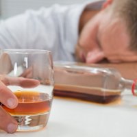 Каждый десятый мужчина в Латвии страдает от алкогольной зависимости