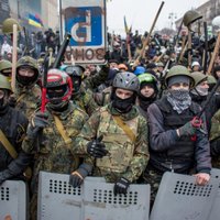 Kijevas barikāžu aizstāvji piespiež atkāpties valdības atbalstītājus