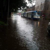 Ливень: мэрия Риги призывает избегать затопленных улиц (СПИСОК)