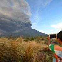 Foto: Agunga izvirdums Bali salā apgrūtina aviosatiksmi