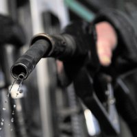 Benzīna cena samazinās par diviem, dīzeļdegvielai - par trīs centiem