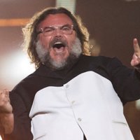 Pēc kļūmīgā joka par Trampu "Tenacious D" pārtrauc koncertturneju