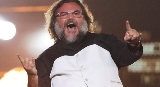 Pēc kļūmīgā joka par Trampu "Tenacious D" pārtrauc koncertturneju