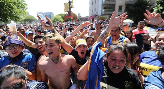 'Copa Libertadores' finālu starp 'River Plate' un 'Boca Juniors' pārceļ fanu izdarību dēļ