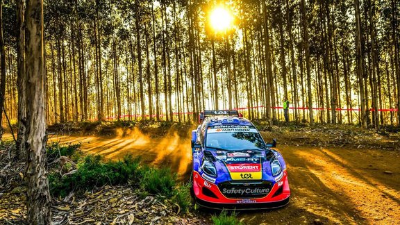 Sesks Portugāles WRC rallija pirmajā dienā cīnās ar problēmām un gūst mācības