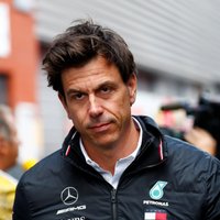 'Mercedes' vadītājs brīdina 'Red Bull': cimdi ir nomesti