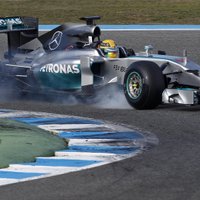 Video: Hamiltons avarē ar jauno 'Mercedes' formulu
