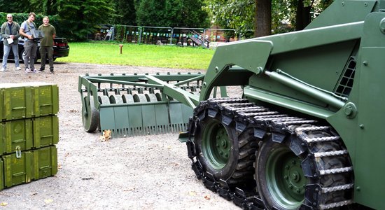 Foto: Latvijā ražots atmīnēšanas robots sāk ceļu pie Ukrainas sargiem