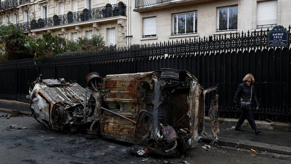 ‘Dzelteno vestu’ un policijas sadursmes Francijā - 12