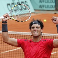 Nadals un Džokovičs sasniedz 'French Open' ceturtdaļfinālu