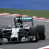 Rosbergs pārspēj Hamiltonu F-1 kvalifikācijā Suzukā