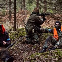 Drošības policija pastiprināti pārbauda militāro simulāciju spēļu dalībniekus