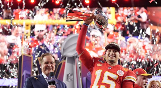'Chiefs' futbolisti Sviftas klātbūtnē otro gadu pēc kārtas iegūst 'Super Bowl'