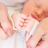 Lai savlaicīgi ārstētu mazuļus, paplašina jaundzimušo skrīningu