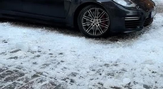 No jumta krītošas lāstekas Vecrīgā sabojājušas 'Porsche' spēkratus