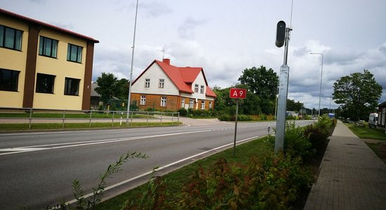 Bīstamajās vietās uzstādītie fotoradari teju uz pusi samazinājuši avāriju skaitu