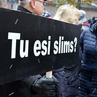 ФОТО: Жители Алуксне на пикете возле Сейма требуют права на медпомощь