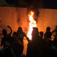 Protesti Irākā: demonstranti cenšas ielauzties Irānas konsulātā