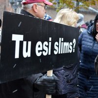 Foto: Alūksnieši pie Saeimas piketē pret vietējās slimnīcas pārprofilēšanu