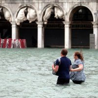 Foto: Šogad Venēcijas plūdi nav izbrienami pat gumijniekos