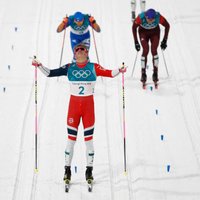Norvēģijas un Zviedrijas distanču slēpotāji triumfē sprinta sacensībās