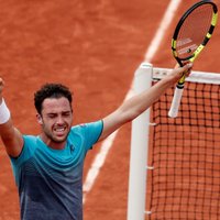Itālis Čekinato sensacionāli uzvar Džokoviču un sasniedz 'French Open' pusfinālu