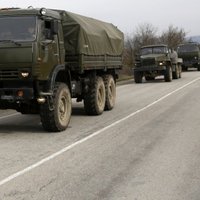 Krievijas karavīri pāriet Krimas robežu un mīnē lauku pie Čonharas ciema