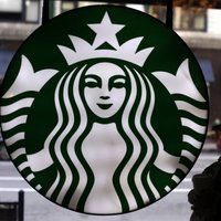 Trampa atbalstītāji rīko protesta akciju 'Starbucks' kafejnīcās