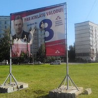 ФОТО: Избирательная кампания в "разгаре" - рижане сжигают плакаты политиков