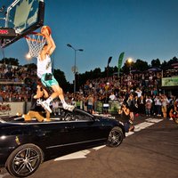 Foto: Galvu reibinoši 'slam dunk' pasaules labāko basketbola šovmeņu izpildījumā Grīziņkalnā