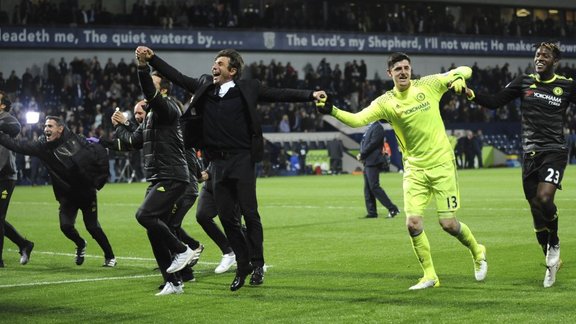 Chelsea s manager Antonio Conte celebrates with players 