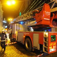 Rīgas centrā neapsaimniekotas ēkas ugunsgrēkā izglābti divi vīrieši