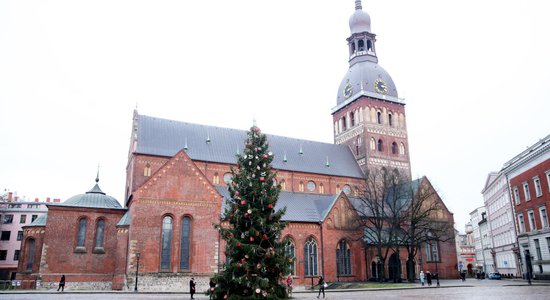 Pirmajā Adventē Rīgā iemirdzēsies svētku egles un tiešsaistē būs skatāmi koncerti