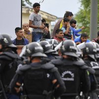 Ungārijas policija pielieto asaru gāzi nekārtību laikā bēgļu nometnē