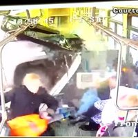 Video: ASV pikaps ielido satiksmes autobusa salonā