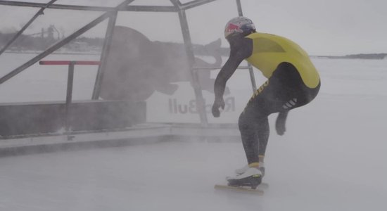 Holandiešu olimpiskais čempions ātrslidošanā uz dabīgā ledus sasniedz 93 km/h lielu ātrumu