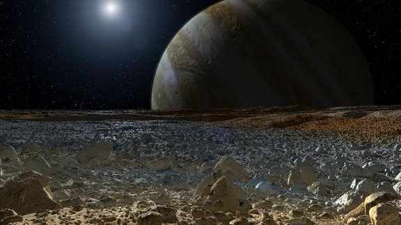 Mākslinieka interpretācija par to, kāda varētu izskatīties ainava, stāvot uz Eiropas ledainās virsmas ar skatu pret Jupiteru. Ilustrācija: NASA/JPL-Caltech