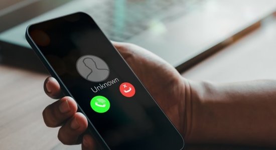 Video: Policija publicē sarunu ar telefonkrāpnieku, kas uzdodas par likumsargu